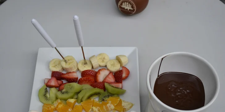 Sladká svačinka: čokoládové fondue s ovocem a marshmallow pro 2 osoby