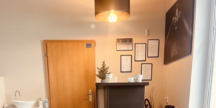 Zlato funguje v kosmetice jako luxusní anti-age složka, která intenzivně omlazuje, rozjasňuje a zpevňuje pleť.