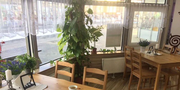 Káva s dortíkem dle výběru: espresso i latté a větrník, florida či harlekýn