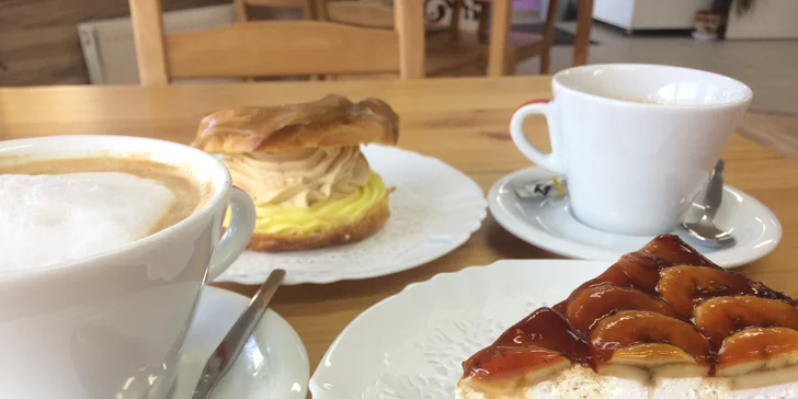 Káva s dortíkem dle výběru: espresso i latté a větrník, florida či harlekýn