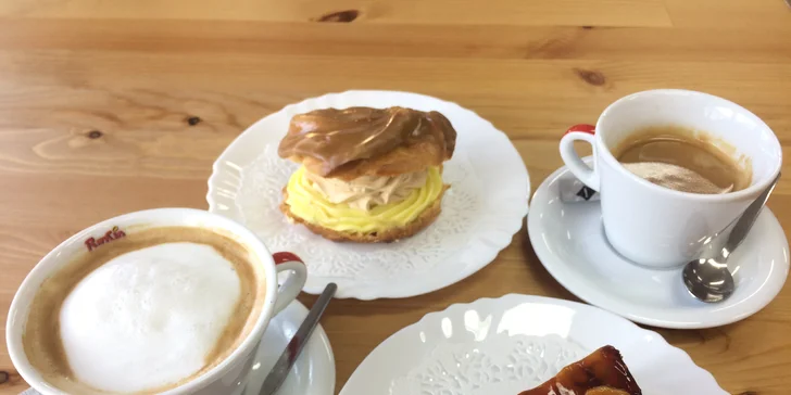 Káva s dortíkem dle výběru: espresso i latté a větrník, florida či harlekýn