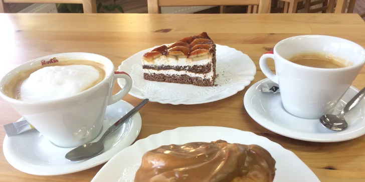 Káva s dortíkem dle výběru: espresso i latté a větrník, florida či harlekýn