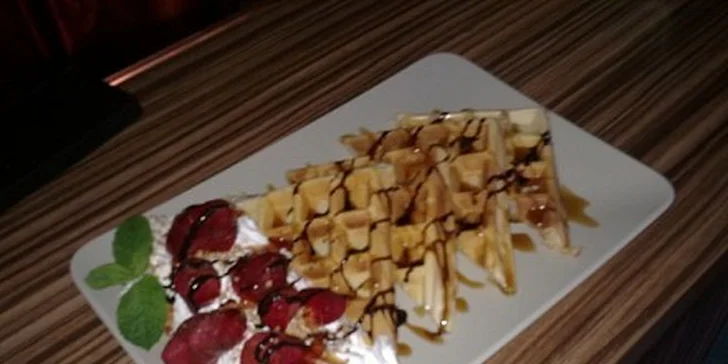 Domácí Maxi VAFLE s ovocem + caffe latte s příchutí