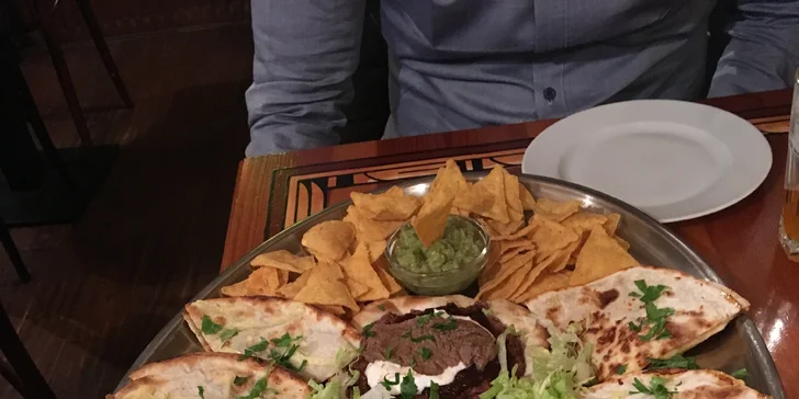 Plato plné mexických dobrot pro 2 osoby: kuřecí, vepřové i hovězí