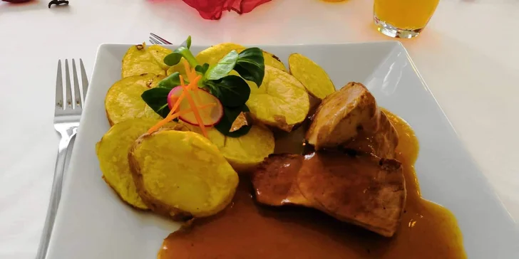 České menu pro 2 osoby: ovárek, panenská svíčková, domácí lívance a možný i wellness