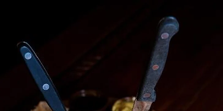 Jako přílohu si dáte čerstvý chléb, smetanový křen, hořčici a zelný salát.
