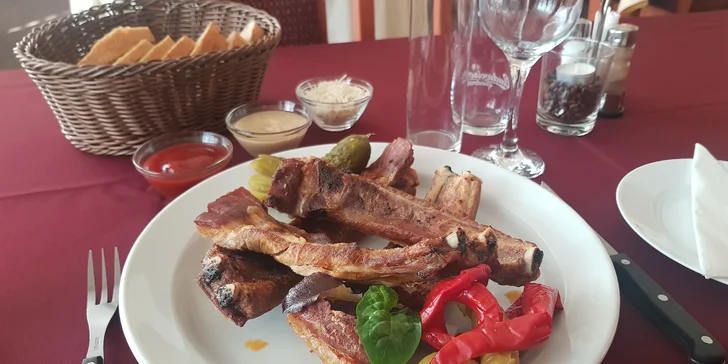 Exkluzivní pečená žebra: 500 nebo 1000 g s chlebem, hořčicí a křenem
