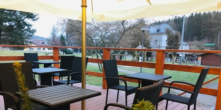 K restauraci patří terasa s výhledem na dětské hřiště. 
