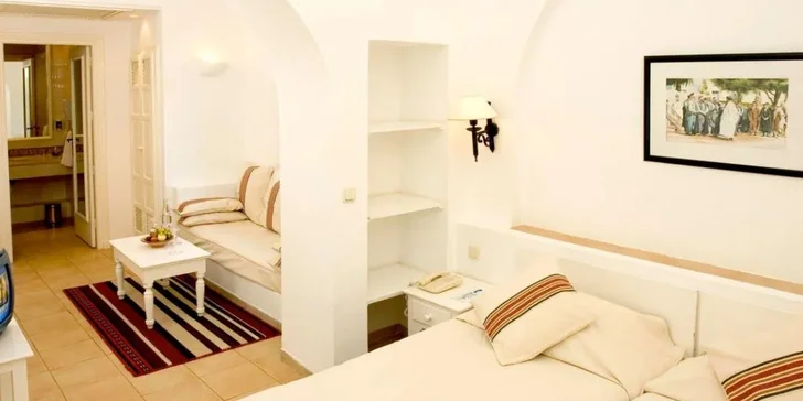 Pokoje jsou útulně zařízené s balkonem či terasou.