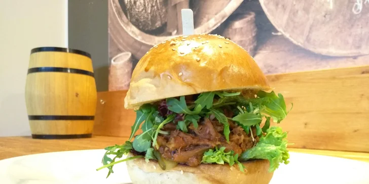 Burger s trhanou BBQ krkovicí, meruňkovou hořčicí a hranolky pro 1 i 2 os.