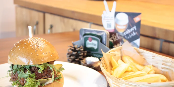 Burger s trhanou BBQ krkovicí, meruňkovou hořčicí a hranolky pro 1 i 2 os.