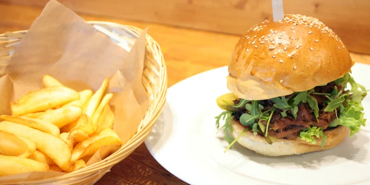 Burger s trhanou BBQ krkovicí, meruňkovou hořčicí a hranolky pro 1 i 2 os.