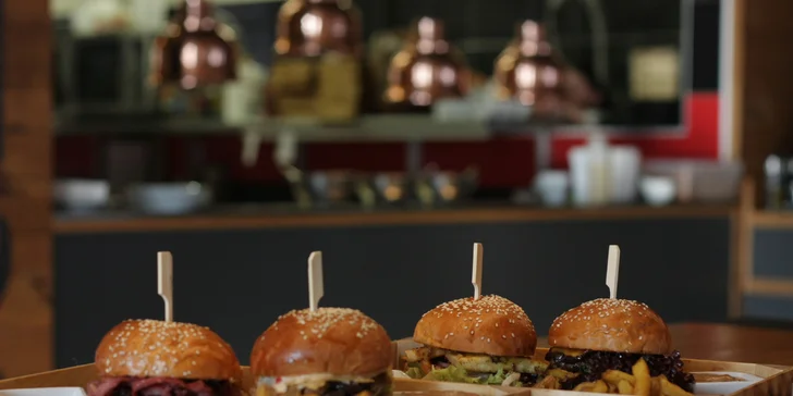 2 či 4 miniburgery v domácí housce: vepřové, sýr halloumi i hovězí pastrami