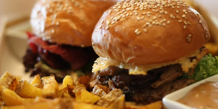 2 či 4 miniburgery v domácí housce: vepřové, sýr halloumi i hovězí pastrami
