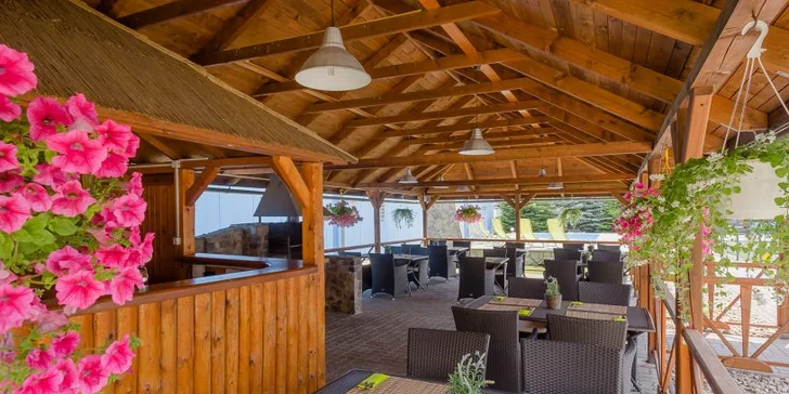 Bar a záhrada s altánkom.