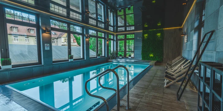 Ve wellness je bazén, sauna a vířivka. 