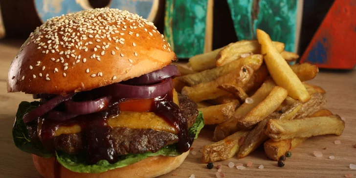 Burger podle výběru ze 3 druhů a belgické hranolky pro jednoho i dva