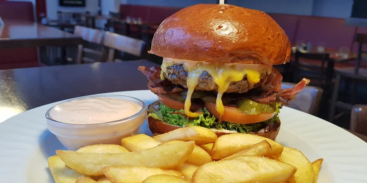 Výběr z burgerů pro 1 nebo pro 2: hovězí chilli, chicken burger i klasik
