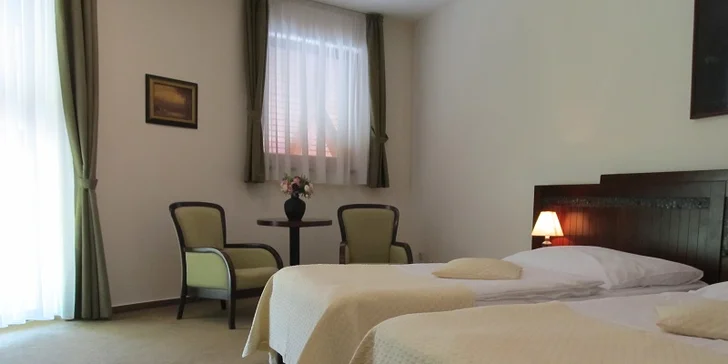Romantický pobyt v Piešťanech: penzion u jezera, polopenze i půjčení kol