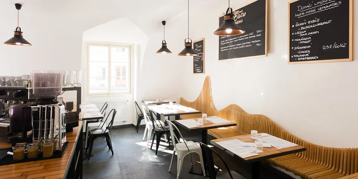 Burger menu na Malé Straně: hovězí, s trhaným vepřovým i pro vegetariány