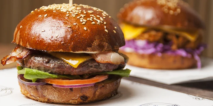 Burger menu na Malé Straně: hovězí, s trhaným vepřovým i pro vegetariány