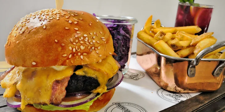 Burger menu na Malé Straně: hovězí, s trhaným vepřovým i pro vegetariány