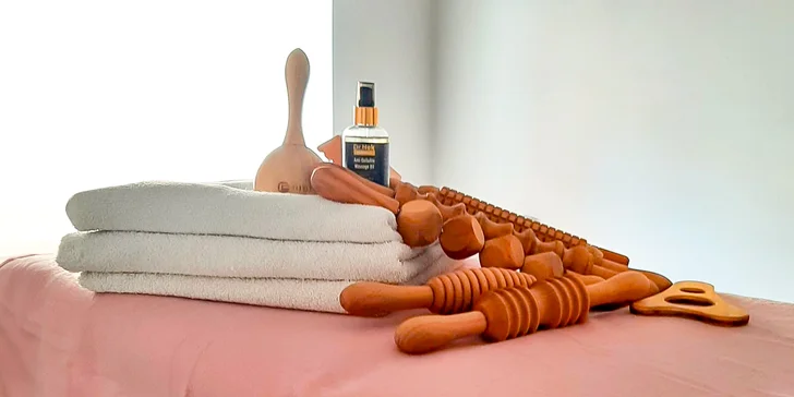 Při masáži se používá arganový nebo kokosový olej.