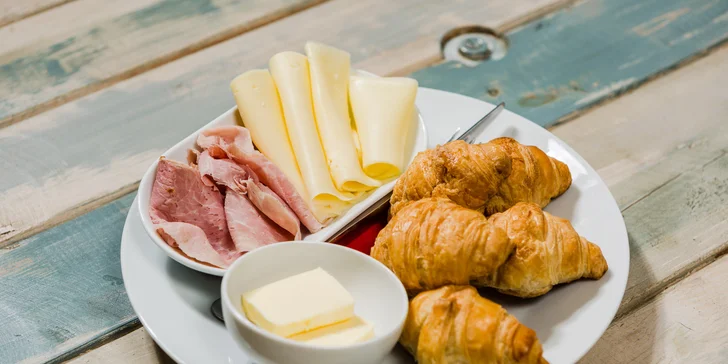 Talíř plný delikates, cappuccino, dezerty, prosecco i květina pro dámu