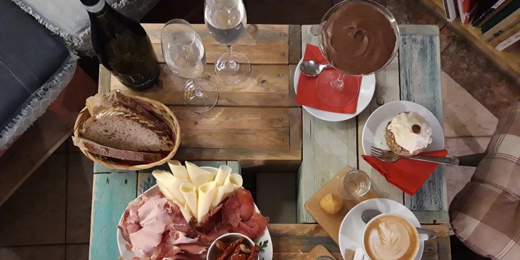 Talíř plný delikates, cappuccino, dezerty, prosecco i květina pro dámu