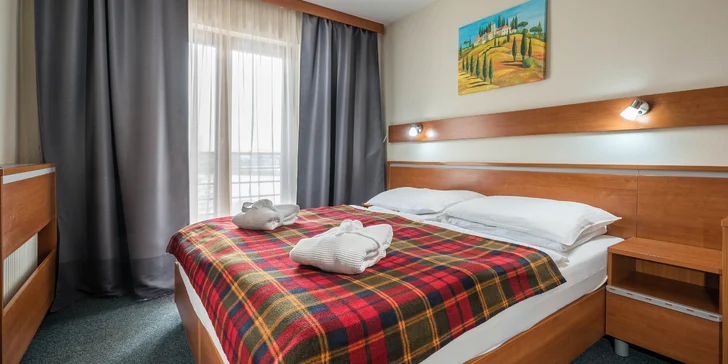 Ubytovaní budete v dvojlôžkových izbách s manželskou posteľou alebo s dvomi oddelenými posteľami. Vybrať si ale môžete aj apartmán.