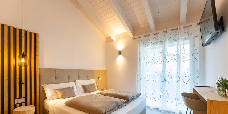 Pokoje jsou zařízené v moderním elegantním stylu (na obrázku pokoj Standard).