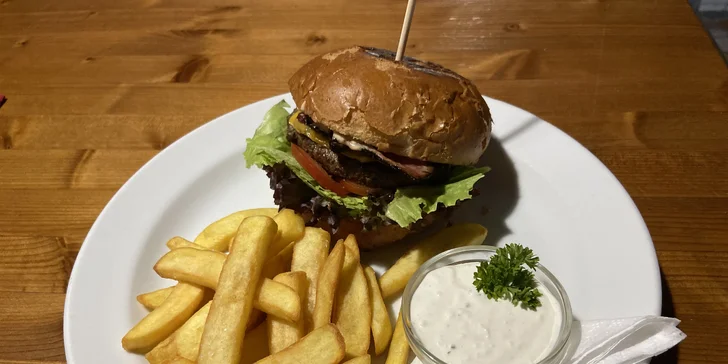 Nemusíte se sem složitě trmácet, restauraci totiž najdete jen asi 300 m od zastávky Jedlová. 