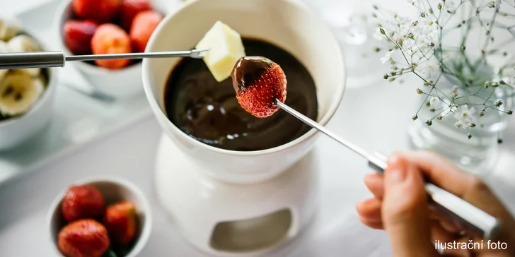 Sladká svačinka: čokoládové fondue s ovocem a marshmallow pro 2 osoby