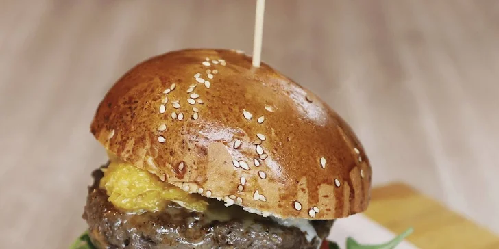 Burger podle výběru ze 4 druhů, farmářské hranolky a omáčka pro 1 i 2 osoby