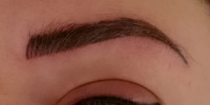 Permanentní make-up: horní nebo dolní oční linky, rty či obočí