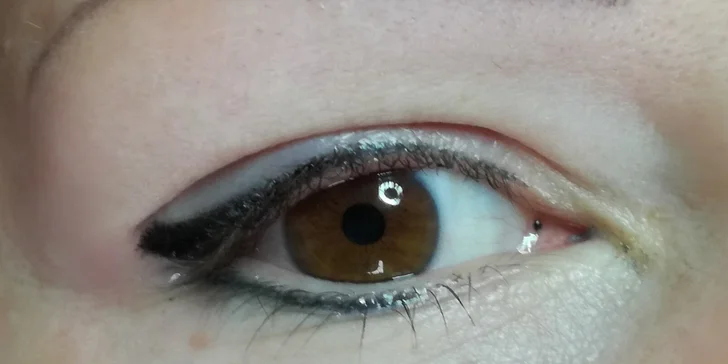 Permanentní make-up: horní nebo dolní oční linky, rty či obočí