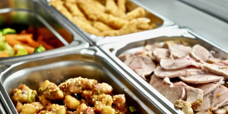 Vietnamský obědový bufet: talíř plný specialit a polévka