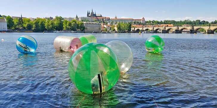 Proběhněte se po Vltavě: 10 min. vzrušující zábavy v zorbingové kouli