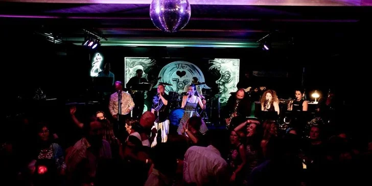 Tančírna v rytmu bigbítu kapely Dum Doobie Doobie Band v Klubu Joe