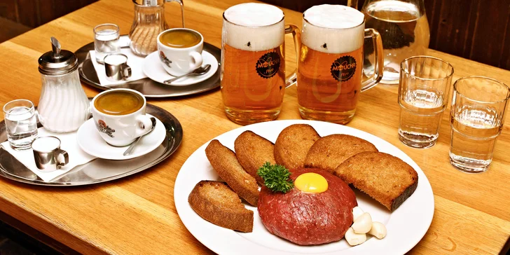 300 nebo 500 g hovězího tataráku z býčka, vydatná porce topinek i pivo