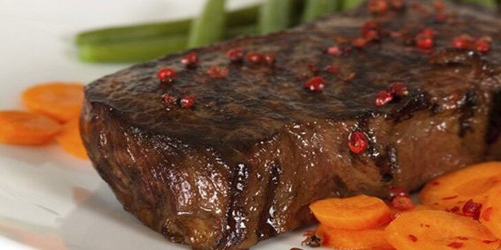 199 Kč za DVA čtvrtkilové steaky z hovězí plece s grilovanou letní zeleninou, pepřovou omáčkou a přílohou dle vlastního výběru se slevou 51 %.