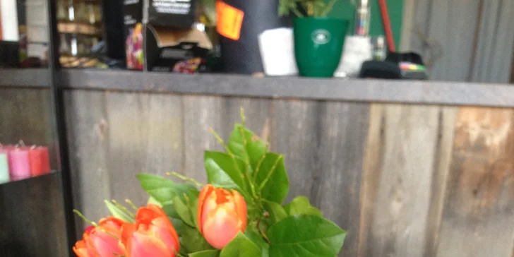 Nalaďte se na jaro: 7–25 tulipánů s okrasnou zelení z Květinového světa