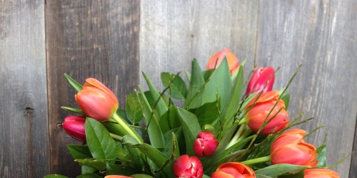 Nalaďte se na jaro: 7–25 tulipánů s okrasnou zelení z Květinového světa