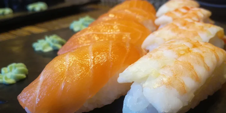 Sushi sety v centru Hradce: 8 až 24 ks s lososem, krevetou i avokádem