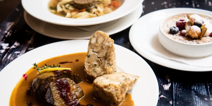 Tříchodové menu pro 2: hovězí vývar, svíčková na smetaně a crumble
