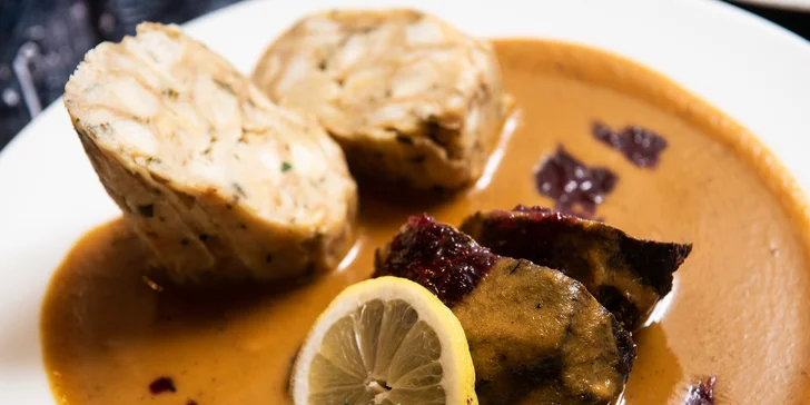 Tříchodové menu pro 2: hovězí vývar, svíčková na smetaně a crumble