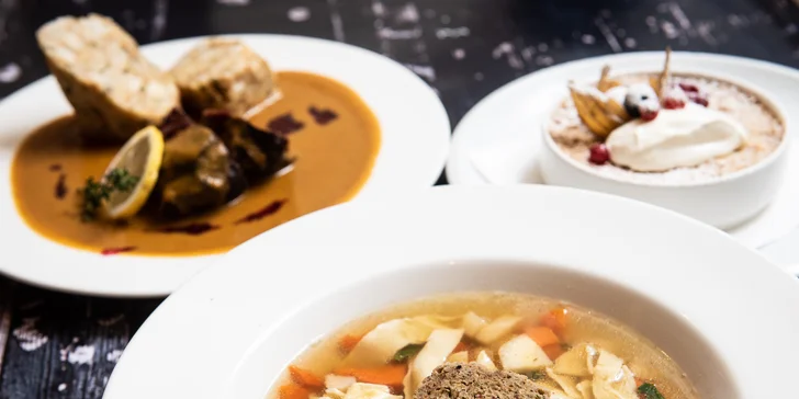 Tříchodové menu pro 2: hovězí vývar, svíčková na smetaně a crumble