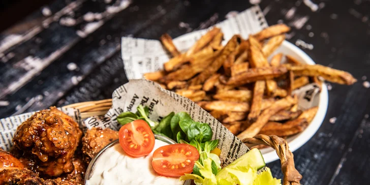 400 nebo 800 g pečených chilli kuřecích křídel s hromadou hranolků