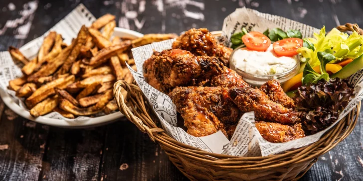 400 nebo 800 g pečených chilli kuřecích křídel s hromadou hranolků