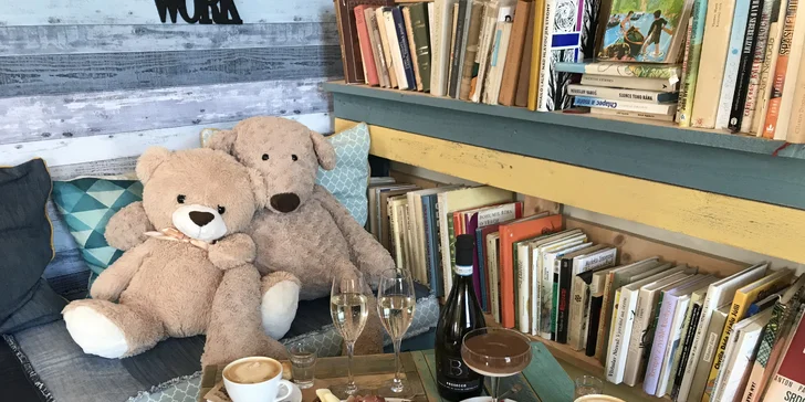 Talíř plný delikates, cappuccino, dezerty, prosecco i květina pro dámu